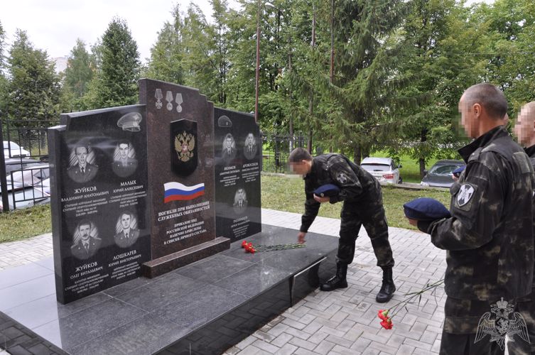 В Удмуртии сотрудники СОБР почтили память погибших коллег