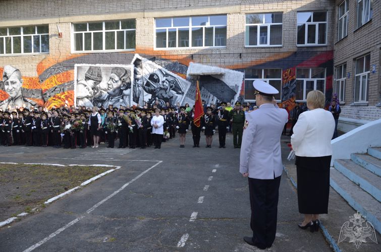 В Удмуртии руководство, сотрудники, военнослужащие и ветераны Росгвардии поздравили школьников с началом учебного года