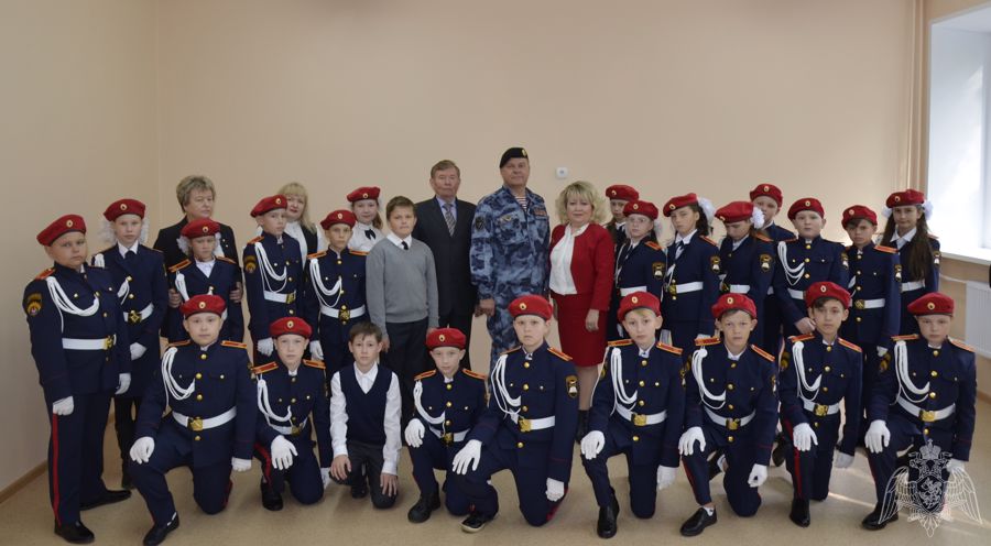 В Удмуртии руководство, сотрудники, военнослужащие и ветераны Росгвардии поздравили школьников с началом учебного года