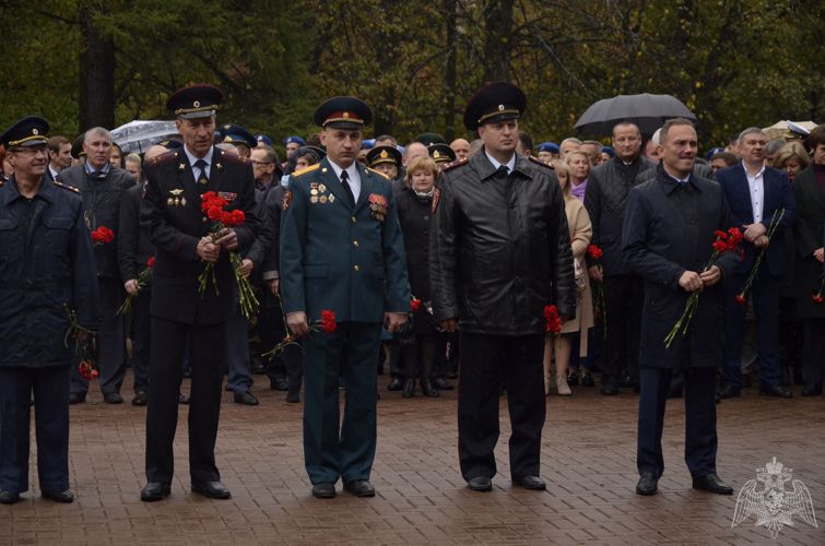 В Ижевске руководство и ветераны Управления Росгвардии возложили цветы к бюстам Михаила Калашникова и Дмитрия Устинова