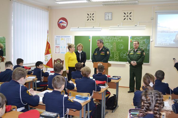 Заместитель командующего Приволжским округом войск национальной гвардии РФ генерал-майор Алияр Абдуллаев встретился с югвардейцами