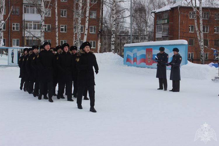 В г. Воткинске офицеры Росгвардии оценили навыки кадетов в смотре-конкурсе военно-патриотической песни и строя 