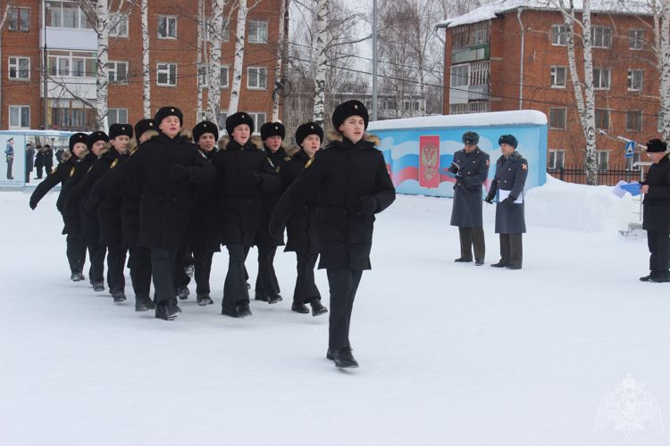 В г. Воткинске офицеры Росгвардии оценили навыки кадетов в смотре-конкурсе военно-патриотической песни и строя 