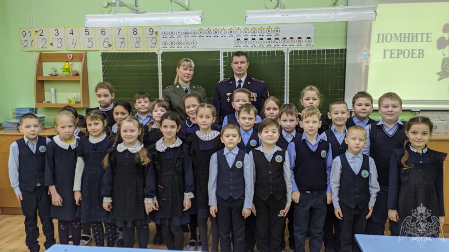 В образовательных учреждениях города Воткинска сотрудники и военнослужащие Росгвардии привели уроки мужества