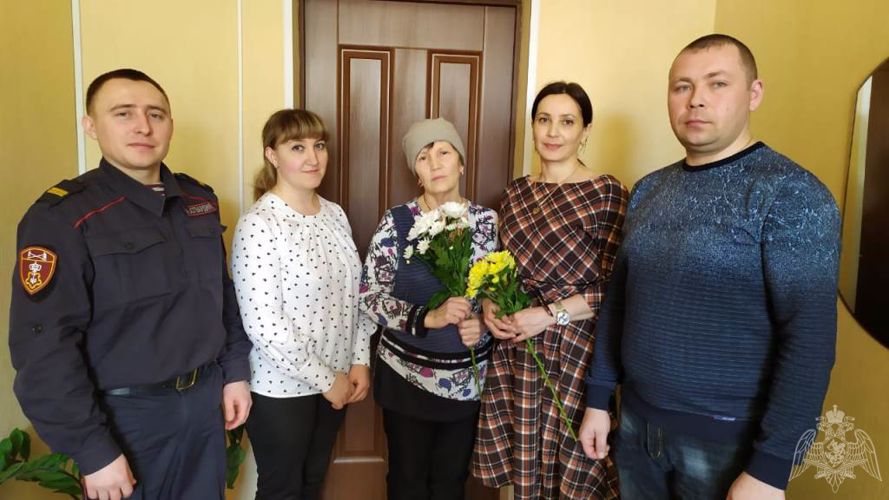 В Удмуртии сотрудники вневедомственной охраны поздравили прекрасных дам с наступающим Международным женским днем