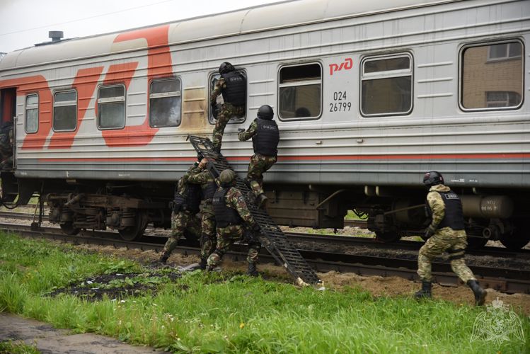 В Удмуртии сотрудники СОБР и ОМОН Росгвардии провели тактико-специальные занятия (видео)