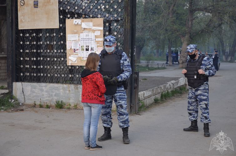 Сотрудники Росгвардии приняли участие в эвакуации жителей села Пугачево (видео)