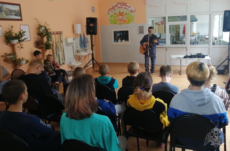 В Удмуртии росгвардейцы провели патриотическую акцию «Росгвардия. Всегда на страже» для воспитанников подшефного детского дома