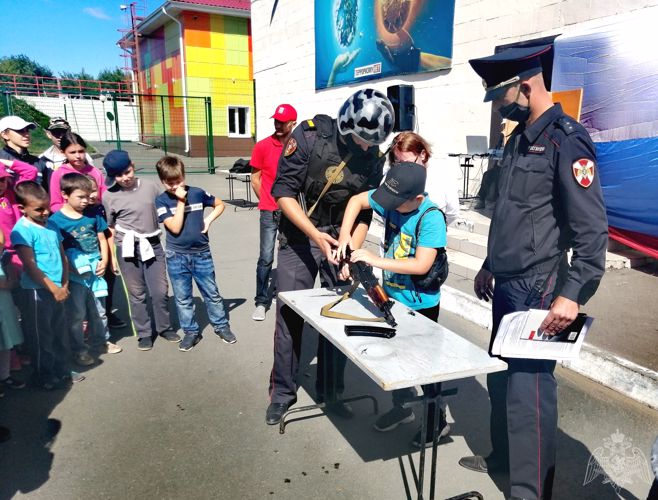 В Удмуртии росгвардейцы для детей школьного лагеря провели акцию «Один день с Росгвардией»