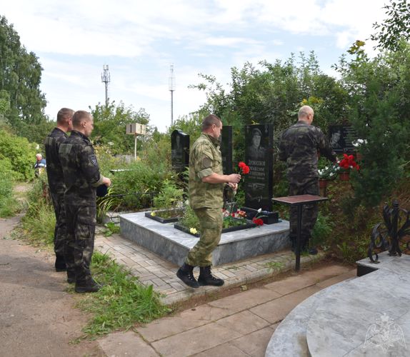 В Удмуртии сотрудники СОБР почтили память сослуживца подполковника полиции  Абукара Ризаханова