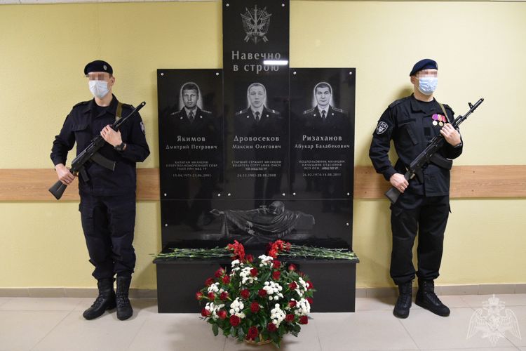 В Ижевске состоялось торжественное открытие мемориальной доски погибшим сотрудникам СОБР