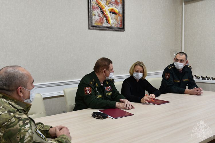 В Удмуртии председатель Совета ветеранов Росгвардии и руководитель Управления образования Администрации города Ижевска подписали соглашение о сотрудничестве 
