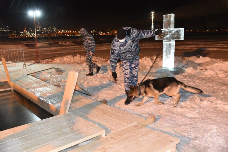 Сотрудники Росгвардии приняли участие в охране общественного порядка во время проведения крещенских купаний