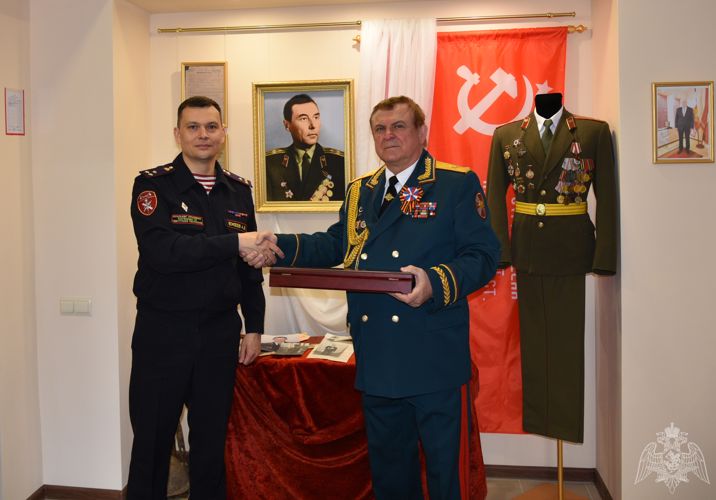 В Удмуртии председателю ветеранской организации войск Правопорядка Александру Кобзеву вручен ценный подарок