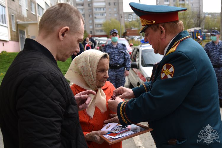 В Удмуртии сотрудники и военнослужащие Росгвардии присоединились к акции «Парад у дома ветерана»