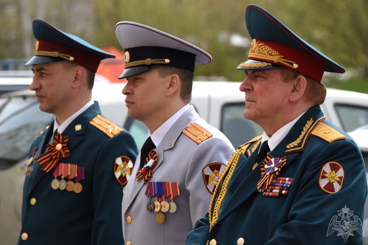В Удмуртии сотрудники и военнослужащие Росгвардии присоединились к акции «Парад у дома ветерана»