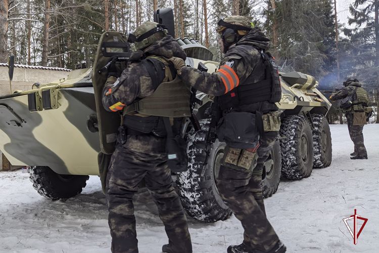 В Ижевске спецподразделения Росгвардии провели учения по поиску и обезвреживанию вооруженных преступников 