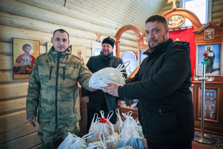 В Удмуртии представители Ижевской епархии передали подарки семьям сотрудников Росгвардии, которые воспитывают детей-инвалидов