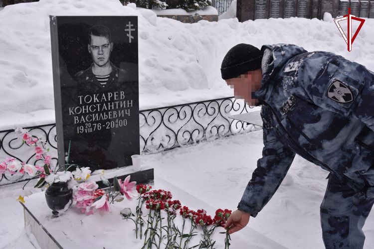 В Удмуртии росгвардейцы почтили память коллег, погибших при выполнении служебного долга