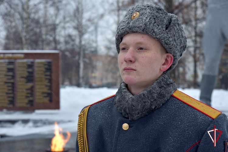 Начальник Управления Росгвардии по Удмуртской Республике принял участие в возложении цветов к Монументу боевой и трудовой славы