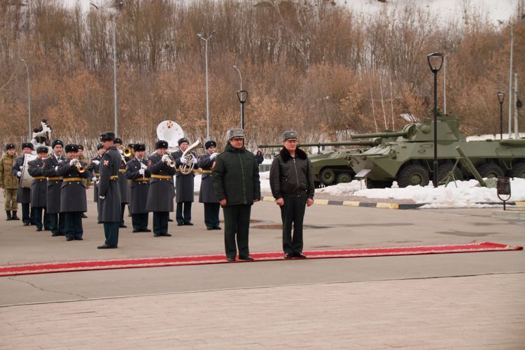 Командующий Приволжским округом принял участие в церемонии возложения цветов к памятнику «Слава героям Росгвардии»