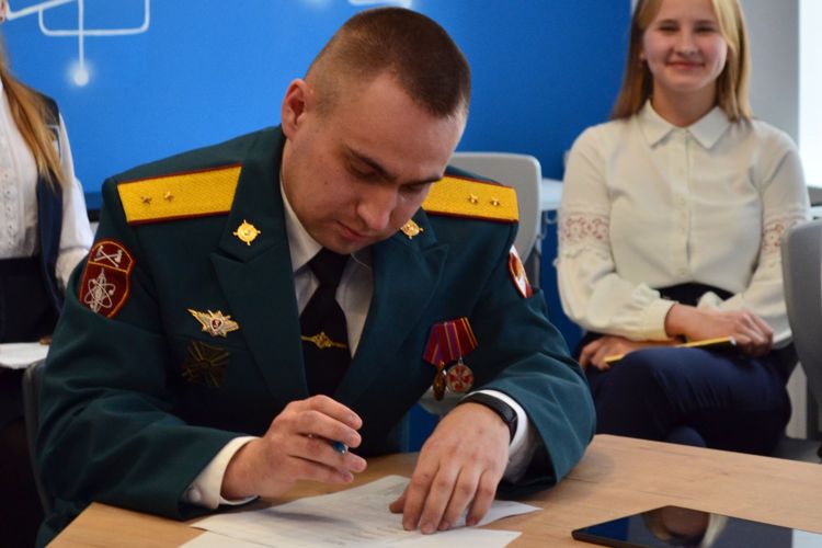 В Удмуртии военнослужащий Росгвардии принял участие в детской научно-практической конференции