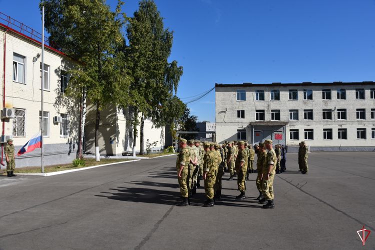 В Удмуртии сотрудники и военнослужащие Росгвардии отметили День Государственного флага Российской Федерации.