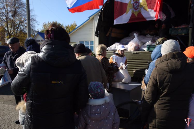 Росгвардейцы доставили в Херсонскую и Запорожскую области более 500 тонн гуманитарного груза