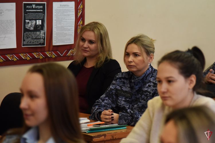 В Удмуртии в преддверии Дня подразделений лицензионно-разрешительной работы и государственного контроля Росгвардии наградили лучших сотрудников
