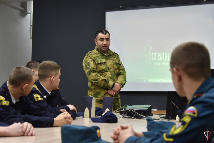 Военнослужащие Росгвардии провели тематическую встречу с кадетами в молодежном центре Удмуртской Республики