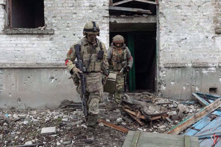 Разведчики Росгвардии обнаружили схрон с оружием и взрывчаткой вблизи охраняемого объекта