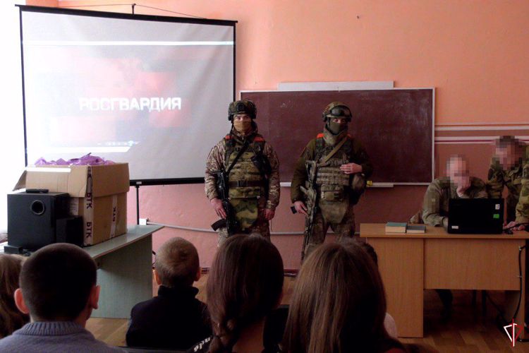 Ко Дню памяти Пушкина росгвардейцы передали школьной библиотеке в ЛНР книги, учебные пособия и аудиозаписи с произведениями русских классиков