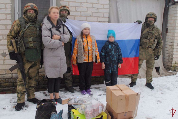 Росгвардейцы взяли шефство над многодетной семьей из Луганской Народной Республики