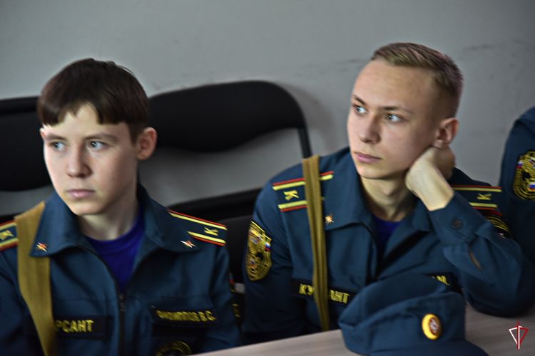 Военнослужащие Росгвардии провели тематическую встречу с кадетами в молодежном центре Удмуртской Республики