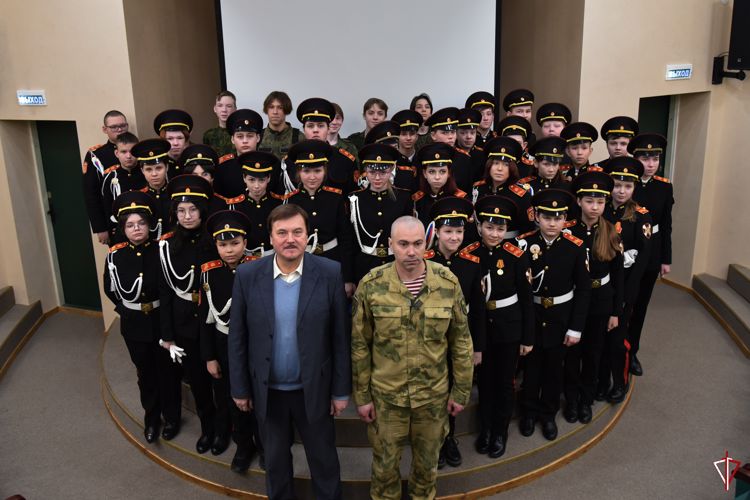 Военнослужащие Росгвардии провели урок Мужества для кадет в музее им. М.Т. Калашникова в Удмуртии