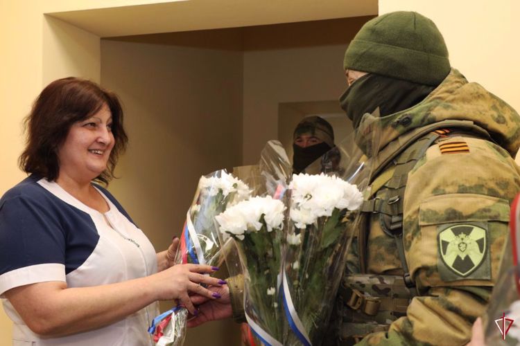 Росгвардейцы подарили живые цветы женщинам в рамках акции «СВОим с любовью»
