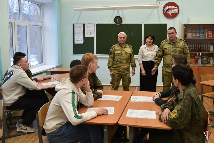 В Удмуртии офицеры Росгвардии провели встречу со старшеклассниками, изъявившими желание поступать в высшие учебные заведения ведомства
