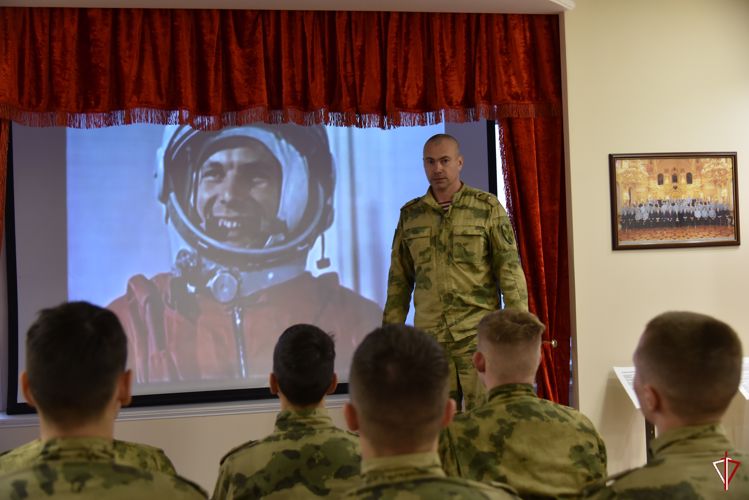 В Удмуртии ко Дню космонавтики с росгвардейцами провели тематическую беседу
