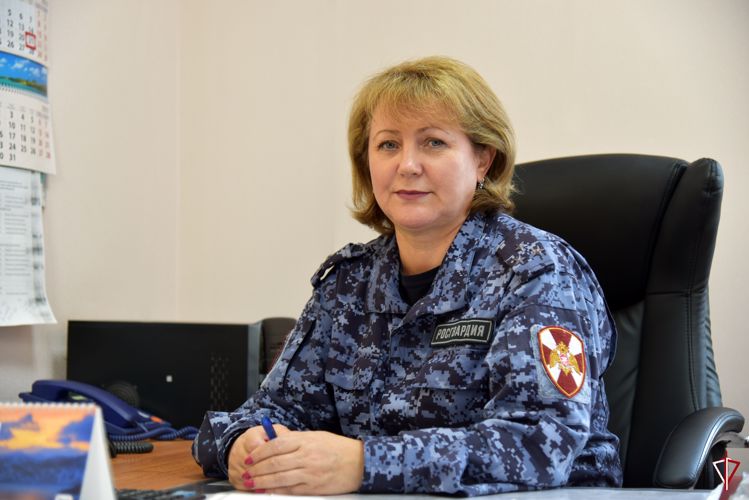 В Удмуртии росгвардейцы поздравили начальника финансово-экономической службы территориального управления с Днём главного бухгалтера
