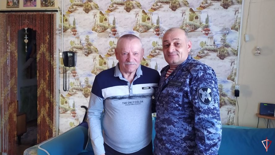Росгвардейцы из Удмуртии навестили ветерана войск правопорядка пережившего в детстве заточение в «Лагере смерти»