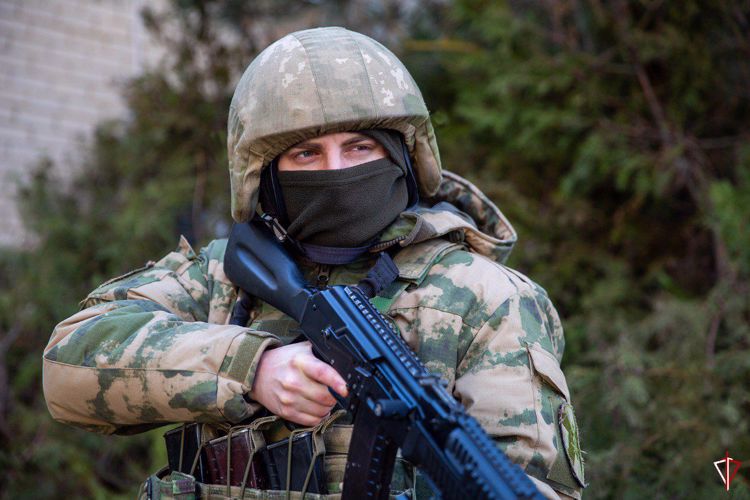 Собиравшего персональные данные сотрудников школ пособника ВСУ выявили росгвардейцы в Запорожской области