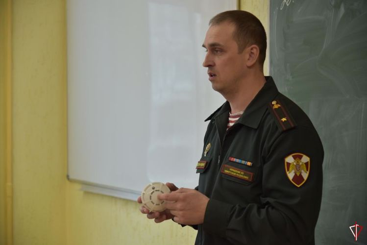 Военнослужащий Росгвардии провел урок Мужества для кадет подшефной школы в Удмуртии