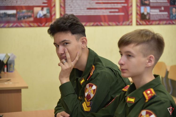 Военнослужащий Росгвардии провел урок Мужества для кадет подшефной школы в Удмуртии