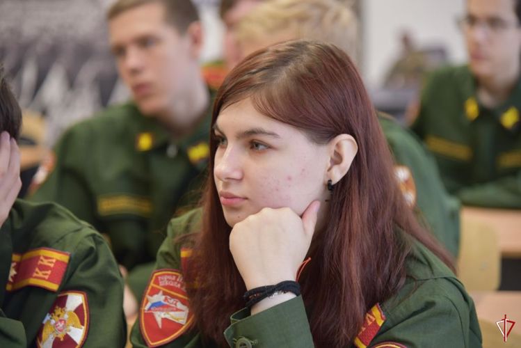Военнослужащий Росгвардии провел урок Мужества для кадет подшефной школы в Удмуртии