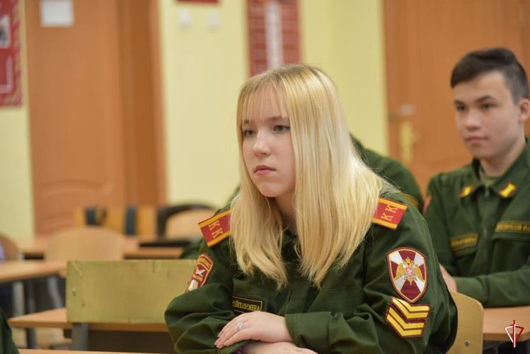 Военнослужащий Росгвардии провел урок Мужества для кадет подшефной школы в Удмуртии