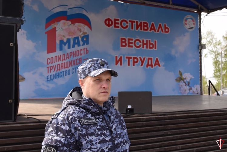 Сотрудники Росгвардии приняли участие в обеспечении общественной безопасности во время проведения фестиваля весны и труда в Ижевске