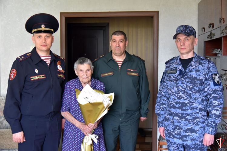 В преддверии Дня Победы начальник Управления Росгвардии по Удмуртской Республике поздравил труженика тыла