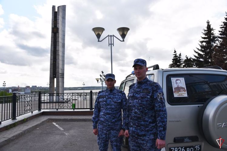 Сотрудники Росгвардии размещают на служебном транспорте фотографии своих родных и близких - участников Великой Отечественной войны