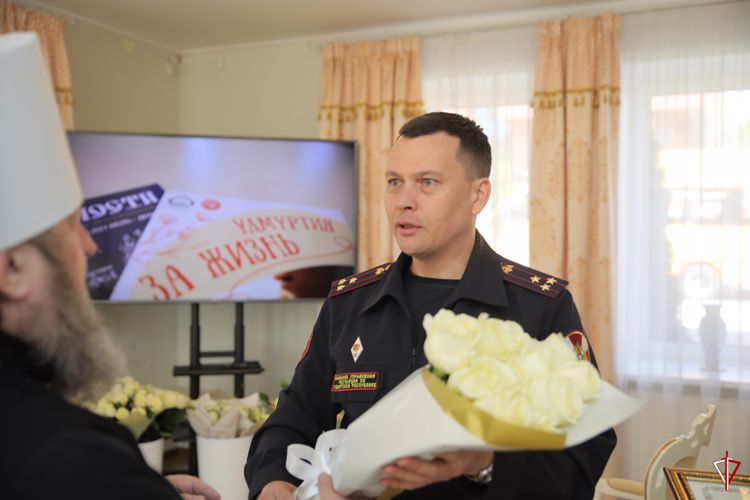 Начальник Управления Росгвардии по Удмуртской Республике поздравил с юбилеем Митрополита Викторина