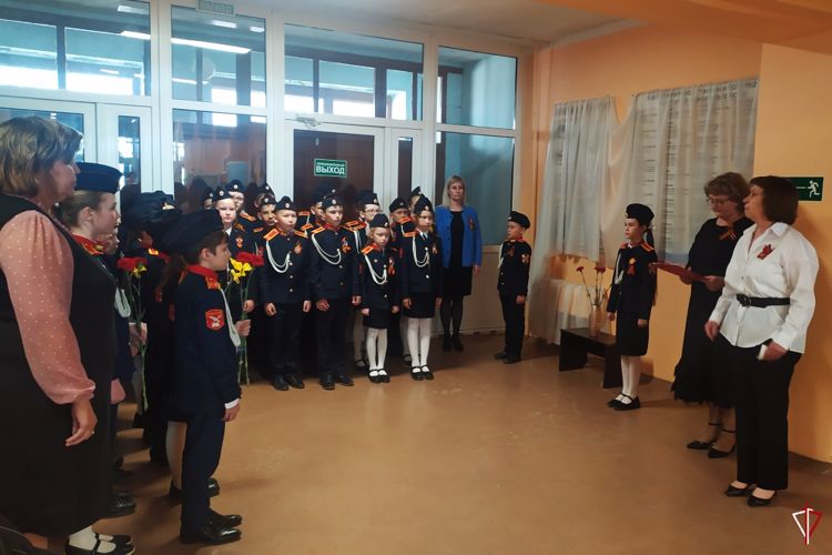 В Удмуртии сотрудники Росгвардии приняли участие в открытии доски памяти в подшефной школе